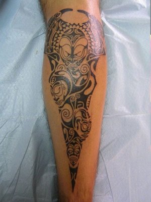  Tatouage maori, polynésien sur le mollet